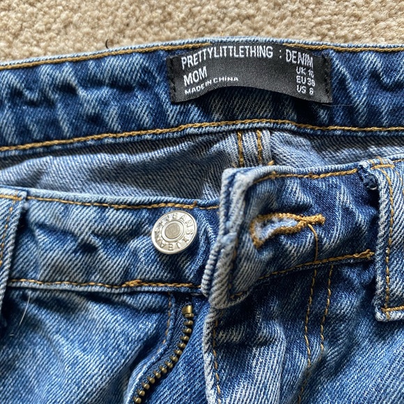 PrettyLittleThing Mom Relaxed Blue Jeans - Picture 2 of 4